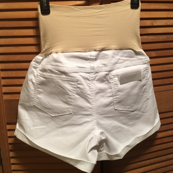 A Glow White Boyfriend Maternity Shorts - Picture 2 of 8